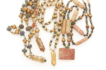 null Ensemble de quatre colliers composés d'or, de perles et d'amulettes en cristal...