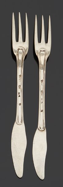 null Deux fourchettes à huitre en argent, modèle à filets.
Paris 1774-1779.
Dim.:...