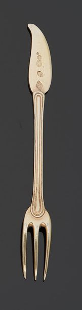 null Fourchette à huitre en vermeil, modèle à filets.
Paris 1798-1809.
Dim.: 13 cm
Poids:...