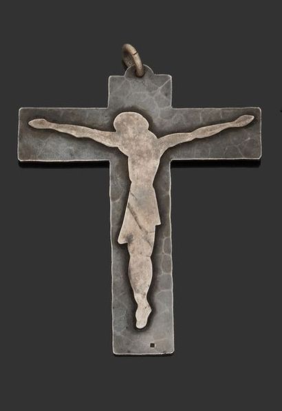 Jean DESPRES (1889-1990) 
Croix de communiant en métal martelé.
Poinçon d'orfèvre...