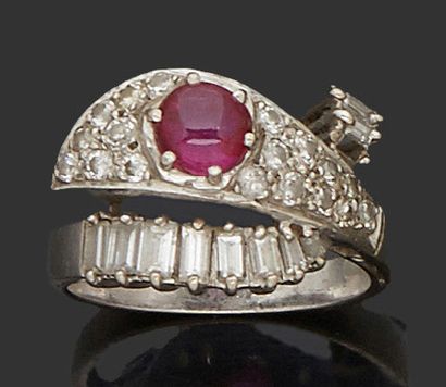null 18K (750) white gold ring adorned with a cabochon ruby surrounded by brilliant-cut...