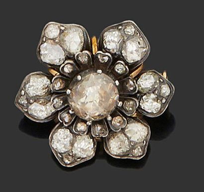 null Broche marguerite en or jaune 18K (750) et argent sertie de diamants dont un...