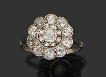 null 18K (750) white gold daisy shaped ring adorned with an old cut diamond in a...