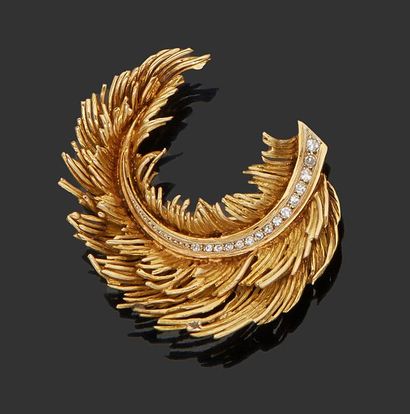 null 18K (750) yellow gold brooch featuring a feather, the rachis formed by a line...