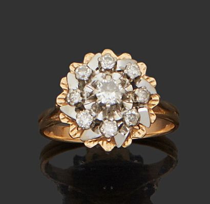 null Bague en or jaune 18K (750) sertie de diamants taillés en brillant.
Tour de...