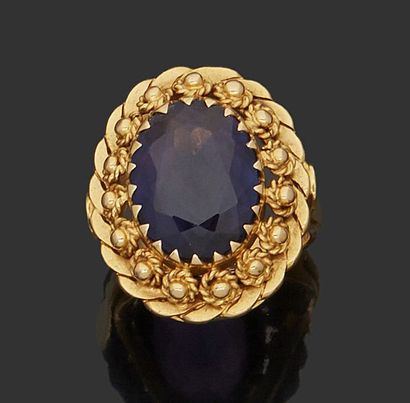 null Bague en or jaune 18k (750) ornée d'un corindon synthétique.
Tour de doigt:...