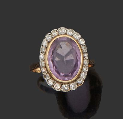 null Ring in 18K (750) yellow gold decorated with an amethyst in a setting of brilliants.
Finger...