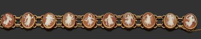 null 18K (750) yellow gold bracelet decorated with ten chalcedony cameos.
Gross weight:...