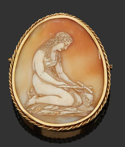 null Large oval brooch in 18K (750) yellow gold decorated with a cameo, young woman...