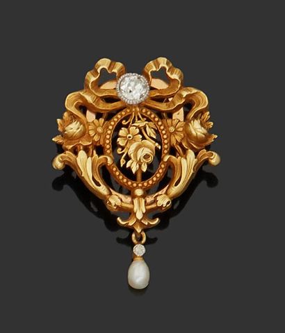 null 18K (750) yellow gold pendant decorated with an openwork motif of foliage and...