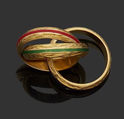 HERMES 
Bague trois anneaux en or 18K (750) à décor ciselé et émaillé rouge, vert...
