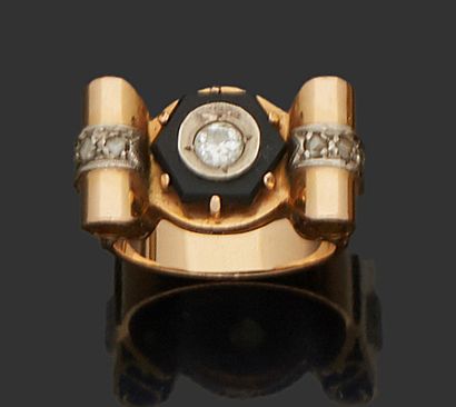 null 18K (750) yellow gold ring with windings, adorned with a diamond on an onyx...