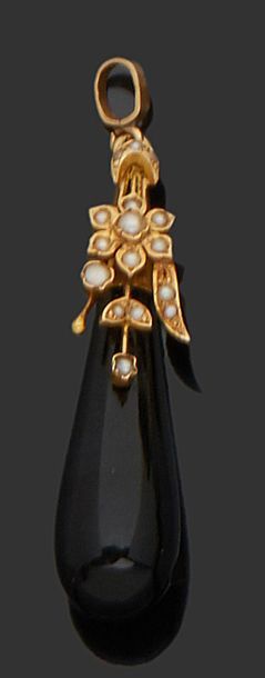 null 18K (750) yellow gold drop pendant, onyx, and pearls.
Length: 4.5 cm
Gross weight:...