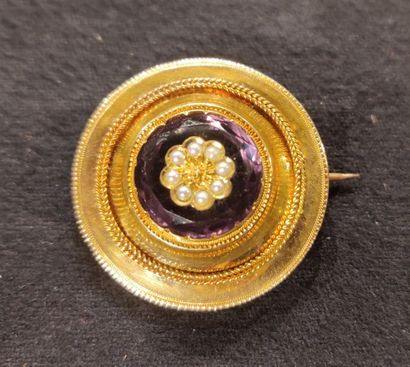 null Broche circulaire en or jaune 18K (750) serti d'améthystes et de perles.
Poids...