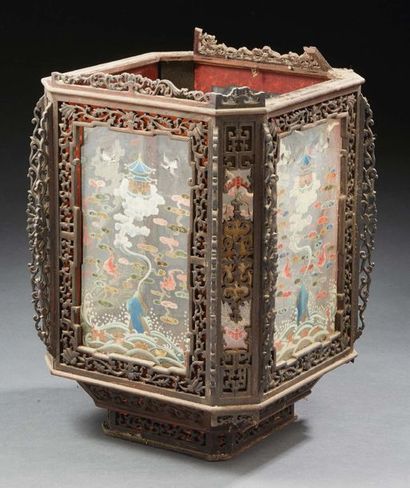 CHINE - XIXe siècle Wooden lantern carved openworked with flowers in scrolls, the...