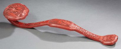 CHINE - époque Qianlong (1736-1795) Sceptre ruyi en laque rouge sculpté sur la tête...