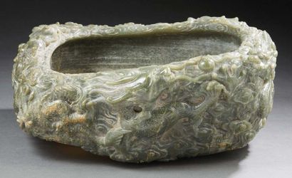 CHINE Grande vasque en néphrite verte sculptée de cinq dragons pourchassant la perle...