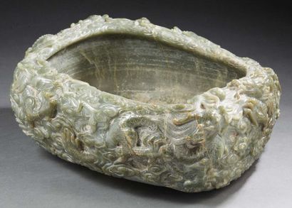 CHINE Grande vasque en néphrite verte sculptée de cinq dragons pourchassant la perle...