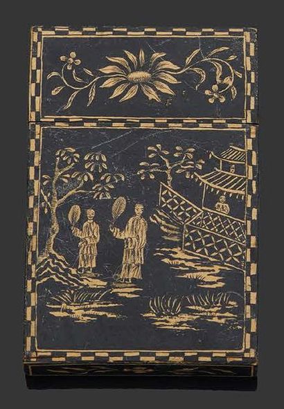 Dans le style chinois - Vers 1900 Porte-cartes en bois laqué noir à décor de personnages...