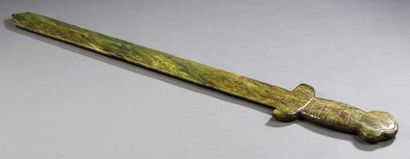 CHINE - XXe siècle Glaive en néphrite verte
L. 80,5 cm