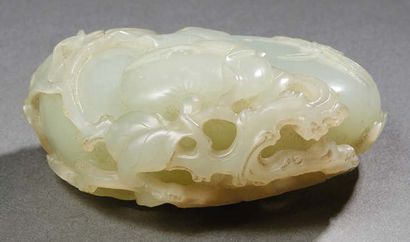 CHINE - XVIIIe/XIXe siècle A group of three khakis in celadon nephrite joined in...