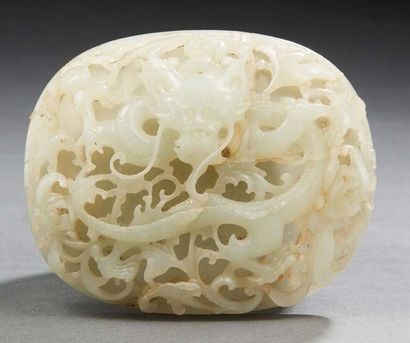 CHINE - XIXe siècle Celadon nephrite plaque with carved and openwork dragon decoration...