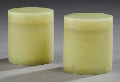 CHINE - XXe siècle Two cylindrical boxes in light green serpentine.
Height 6.7 c...