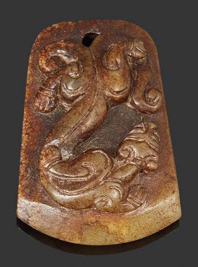 CHINE Pendentif en néphrite marron en forme de tablette ornée d'un kilin.
Dim.: 6...