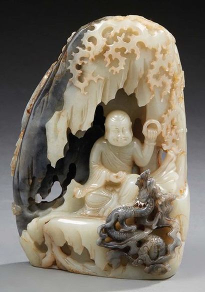 CHINE Rocher en néphrite céladon et rouille, Luohan et dragon.
Dim.: 17 x 12 cm