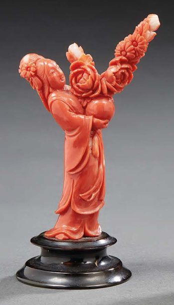 CHINE - Début XXe siècle Statuette de jeune femme en corail rouge tenant un vase...