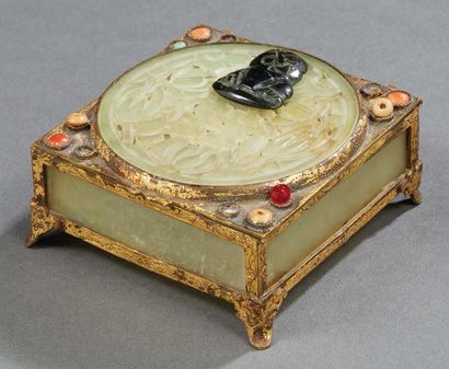 CHINE Square box in gilded copper and serpentine plates inlaid, on the top a round...