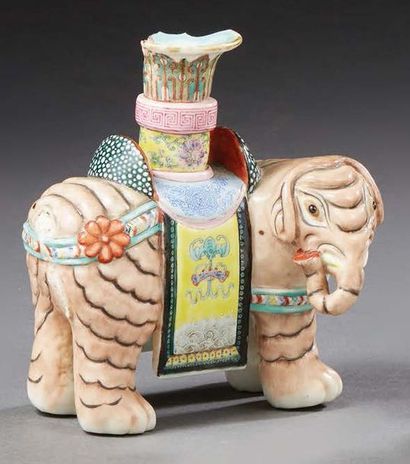 CHINE Statuette d'éléphant en porcelaine émaillée polychrome, posé, émaillé brun,...
