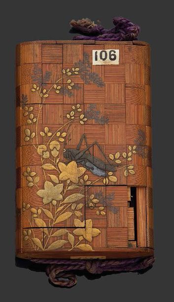 JAPON - XIXE SIÈCLE Inro in bamboo inlay with hiramaki-e decoration of gold and grasshopper...