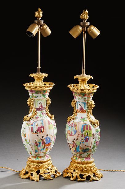 CHINE CHINE 
Paire de vases de forme balustre, aplatis, en porcelaine décorés en...