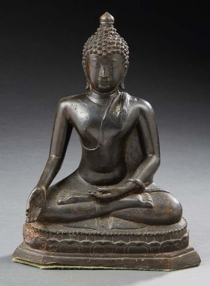 THAILANDE XIXe SIÈCLE Statuette de bouddha en bronze à patine brune, assis en padmasana...