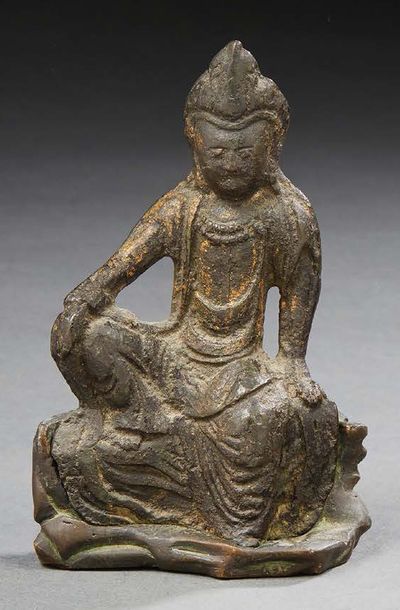 CHINE - Epoque MING (1368-1644) Statuette de Guanyin en bronze à pa­tine brune à...