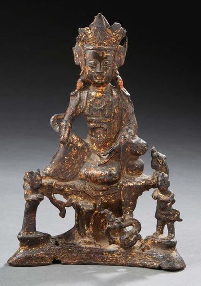 CHINE - Epoque MING (1368-1644) Statuette de Guanyin en bronze laqué or, assise en...