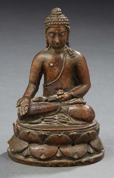 TIBET - VERS 1900 Statuette de bouddha en bronze à patine brune, assis en padmasana...