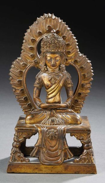 CHINE - époque Qianlong (1736-1795) Statuette d'Amitayus en bronze doré, les yeux...