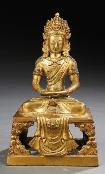 CHINE - époque Qianlong (1736-1795) Statuette d'Amitayus en bronze doré, assis en...