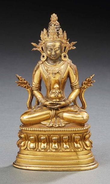 MONGOLIE - XVIIIe siècle Statuette d'Amitayus en bronze doré, assis en padmasana...