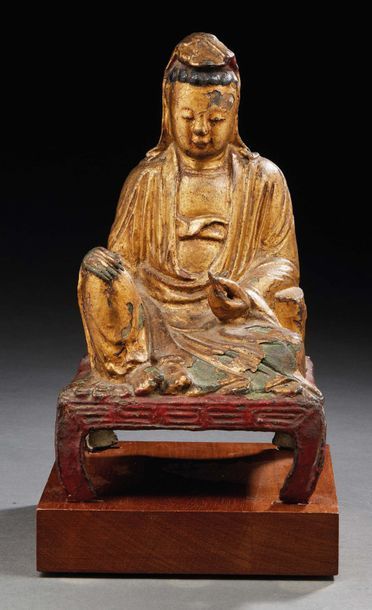VIETNAM - XVIIe/XVIIIe siècle Statuette de Guanyin en bronze laqué or et rouge, assise...
