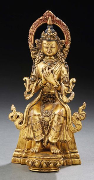 NEPAL - XIXe siècle Statuette de Maitreya en bronze doré et incrusté de cabochons...