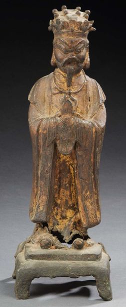 CHINE - Epoque MING (1368-1644) Statuette de dignitaire en bronze à patine brune...
