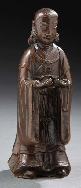 CHINE - XIXe siècle Statuette de jeune femme en bronze à patine brune, debout, les...