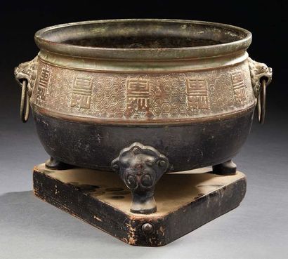 CHINE - XIXe siècle Brûle-parfum tripode en bronze, à décor incisé de motifs géométriques...