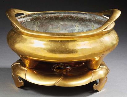 CHINE - XIXe siècle Important brûle-parfum tripode en bronze dépatiné, posé sur son...
