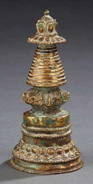 TIBET - XVIIIE/XIXE SIÈCLE Stupa en bronze doré à plusieurs registres, la partie...