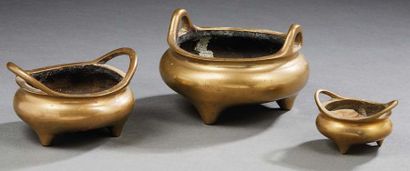 CHINE - XIXe siècle Trois brûle-parfums balustres et tripodes en bronze, les anses...