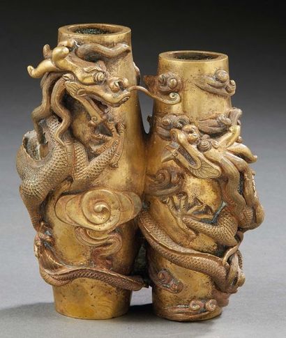 CHINE - Époque QING (1644-1911) Double vase en bronze, à décor en relief de dragons...